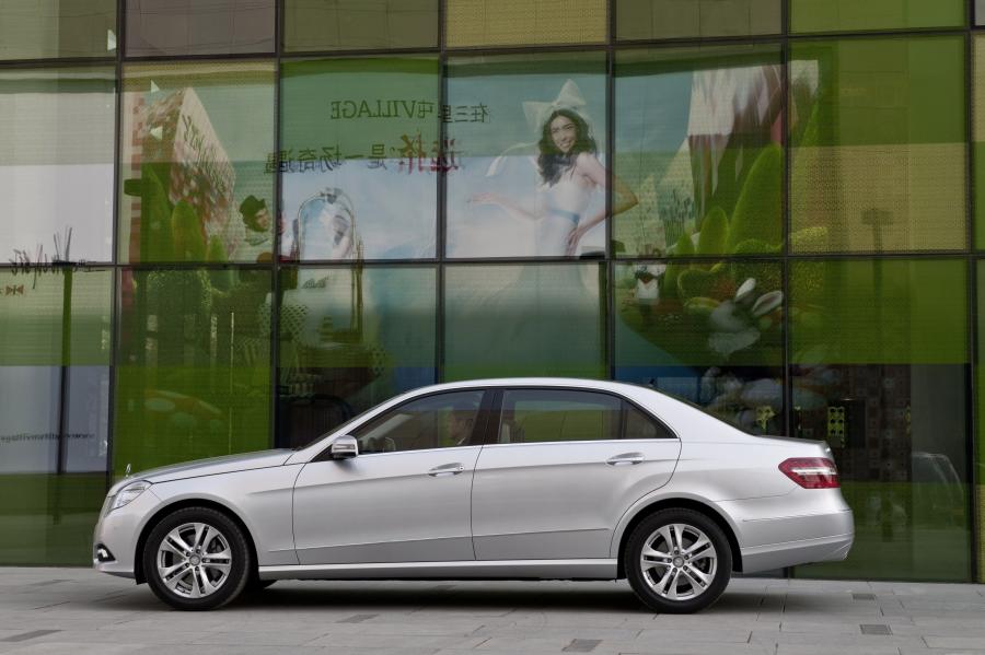  Mercedes-Benz E-Class L 2011 года  (фото 9 из 17)